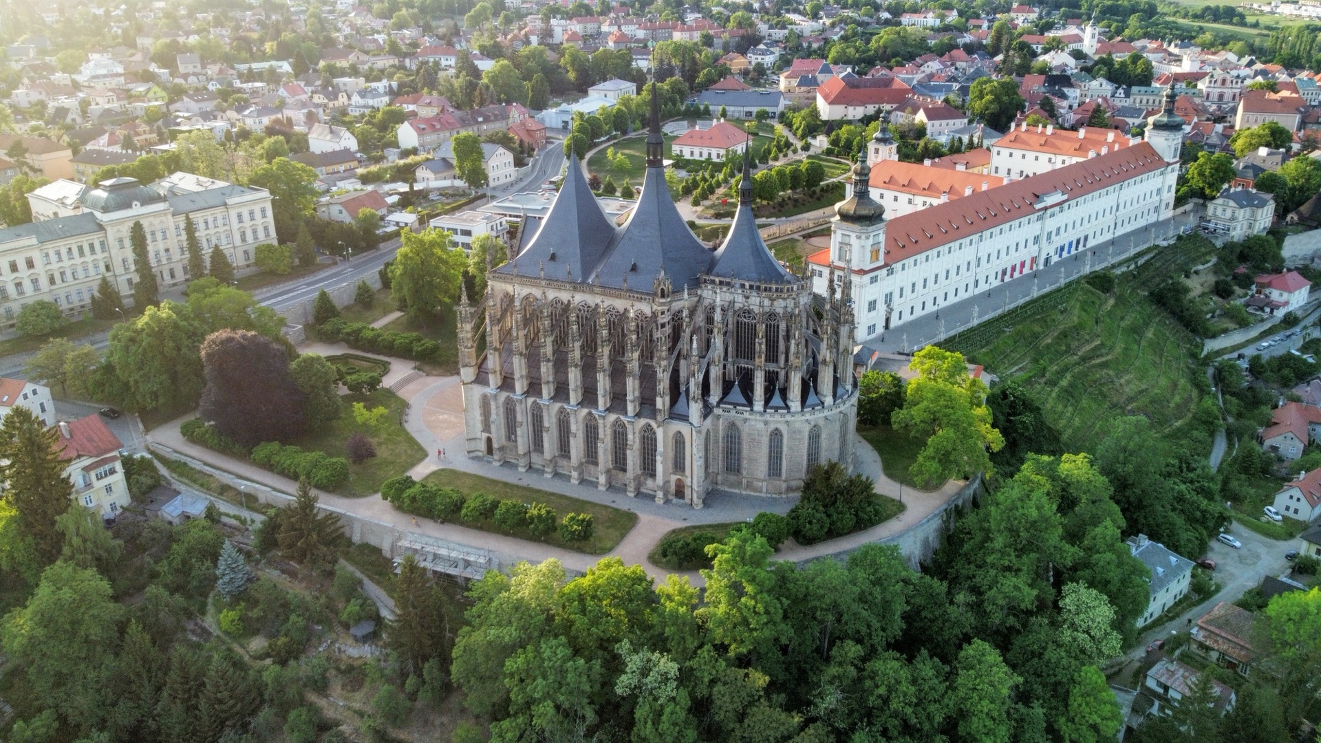 Letecký pohled na chrám sv. Barbory a jezuitskou kolej v Kutné Hoře
